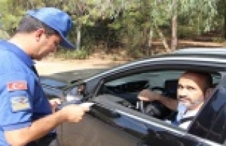 Seyir halinde telefon kullanan sürücülere ceza...