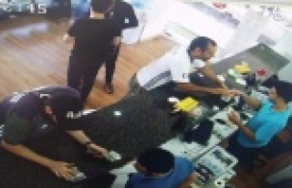 Tırnakçı turist döviz bürosundan 350 Euro'yu...