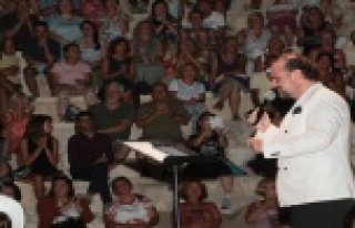 Ünlü Tenor Hakan Aysev büyüledi