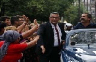 Vatandaşlar ünlüleri görmek için caddelere akın...