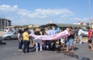 Vatandaşlar yaralının başında şemsiye nöbeti...