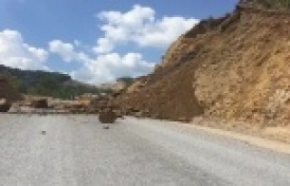 Yağmurla gelen heyelan komşuya giriş yolunu kapattı