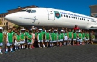 Yaz Spor Okulu öğrencileri uçak okulunu gezdi