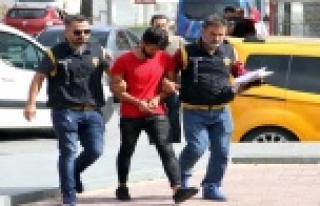 Alanya'da para dolu çantayı çalan şahıs...