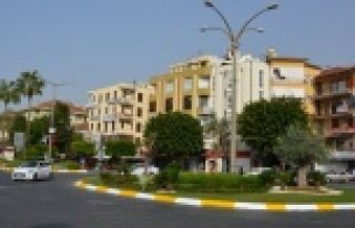 Alanya’da kaldırım ve refüjler boyanıyor