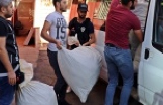 Ele geçirilen uyuşturucuları taşımakta polis...