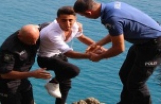 Falezlerden kurtarılan genç, "Sadece oturuyordum"...