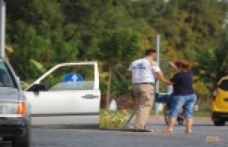 Kadın sürücü önce çarptı, sonra doğrulttu