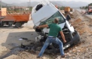 Karayollarına ait araçla çarpıştı