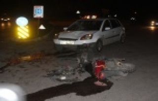 Motosikletle otomobil çarpıştı: 1 ağır yaralı