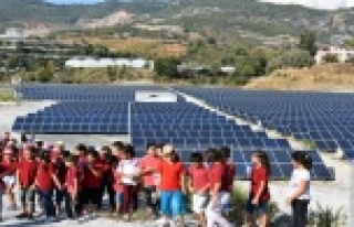 Öğrenciler Güneş Enerjisi Santrali'ni gezdi