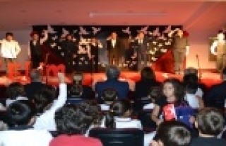 ÖHEP'li öğrenciler İstiklal Marşı'nı...