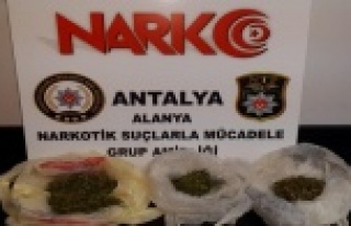 Üzerinde ve evinde esrar yakalattı