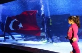 Vatozlar arasında Türk bayrağı açtılar