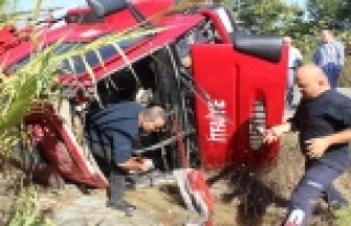 Yangından dönen itfaiye aracı devrildi: 2 yaralı