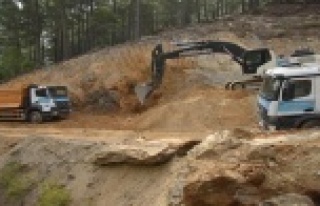 Yücel, Taşatan Yolu'nda tehlikeli viraja el...