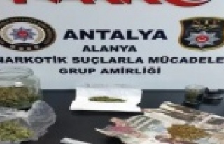 Alanya'da esrar partisine polis baskını: 8...