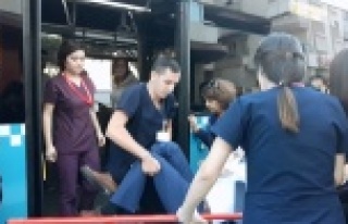 Aniden rahatsızlaşan yolcu için otobüsü hastanenin...