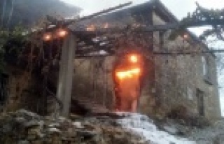 Ev ve samanlıkta çıkan yangın korkuttu