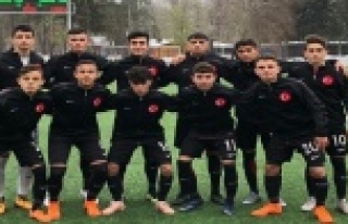 Genç futbolcular gururlandırdı