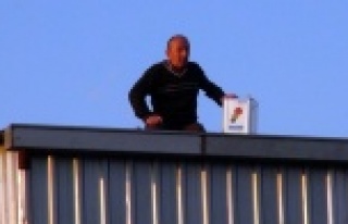 İcra memurunu karşısında gördü, tinerle kendisini...