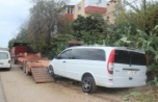 Minibüs tır dorsesine çarptı: 2 çocuk yaralı