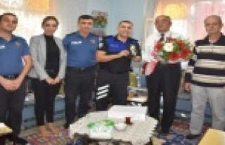 Polisler, otobüsten indirilen gaziyi evinde ziyaret...