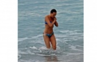 Rus kadın yağmurlu havaya aldırmadan denize girdi