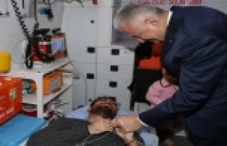 TBMM Başkanı Yıldırım aracını durdurup kazazedelerle...