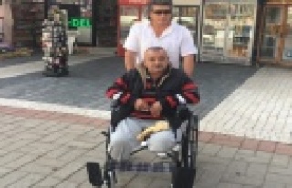Tekerlekli sandalye üzerinde geçim mücadelesi veriyor