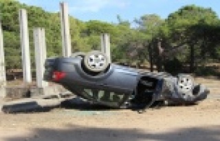 Virajı alamayan otomobil ters döndü