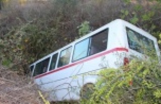 Yoldan çıkan öğrenci servisi 150 metrelik şarampole...