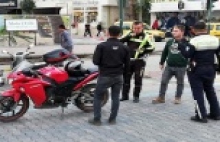 Alanya'da kasksız motosiklet sürücüleri polise...
