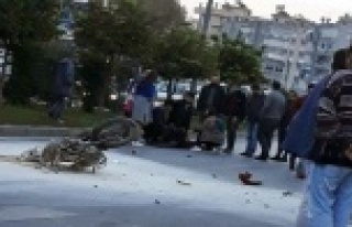 Alanya’da 2 motosiklet çarpışarak alev aldı:...
