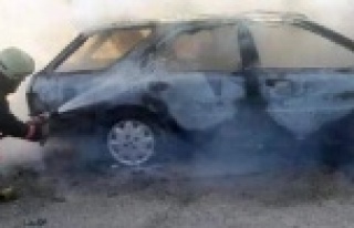 Alanya’da park halindeki araç alev alev yandı
