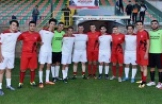 Başkan Yücel öğrencilerle forma giydi