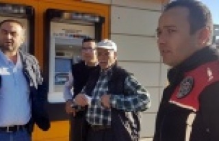 Güvenlik görevlisi bankadaki telefon dolandırıcılığını...
