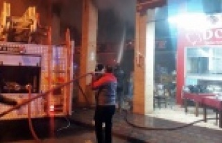 Korkutan yangın: 2 iş yeri zarar gördü