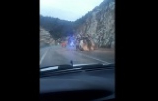 Kuvvetli yağış sonrası dev kaya yola yuvarlandı