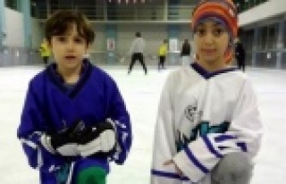 Minikler buz hokeyi şampiyonu Antalya