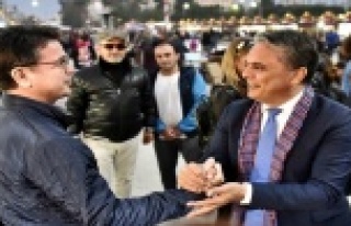 Noel coşkusunu renklendiren çarşı