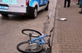 Otomobilin çarptığı bisikletli hayatını kaybetti