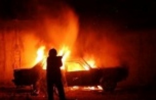 Alanya'da şarampole yuvarlanan araç alev alev...