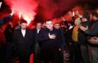 Yücel'e Payallar'da meşaleli karşılama