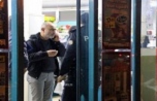 Zincir markete soyguncu şoku