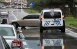 Alanya’da korkutan kaza: Bariyerlere çarparak durabildi