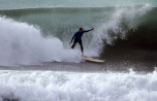 Alanya’daki dalga boyu sörfçülere yaradı