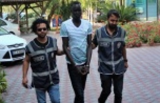 Elindeki taşla sokakta dehşet yaşatan Sudanlı...