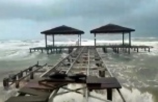 Şiddetli fırtına seraları yerle bir etti, denizde...