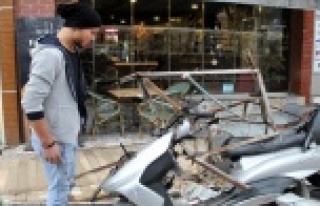 İçi su dolu güneş kolektörü kaldırıma düştü!